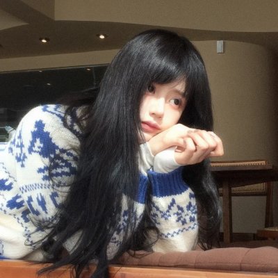 在塑料泡沫的男孩